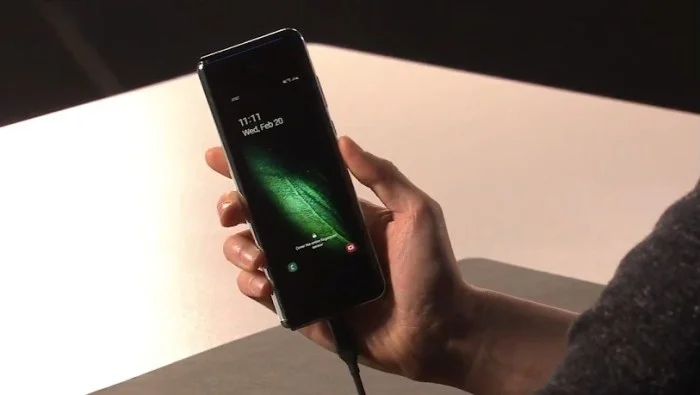 Samsung представила смартфон со складным дисплеем Galaxy Fold - фото 1