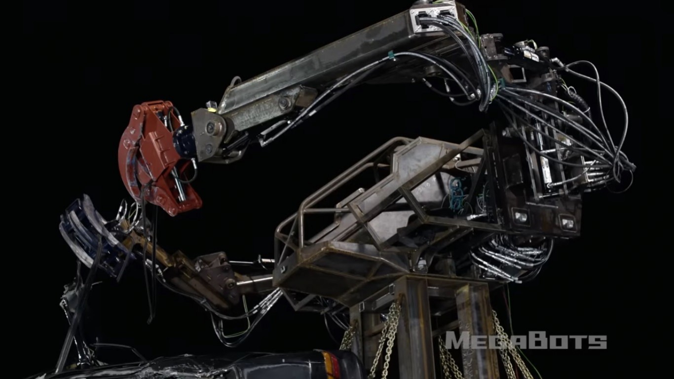 Боевой робот MegaBots поднял автомобиль - изображение обложка