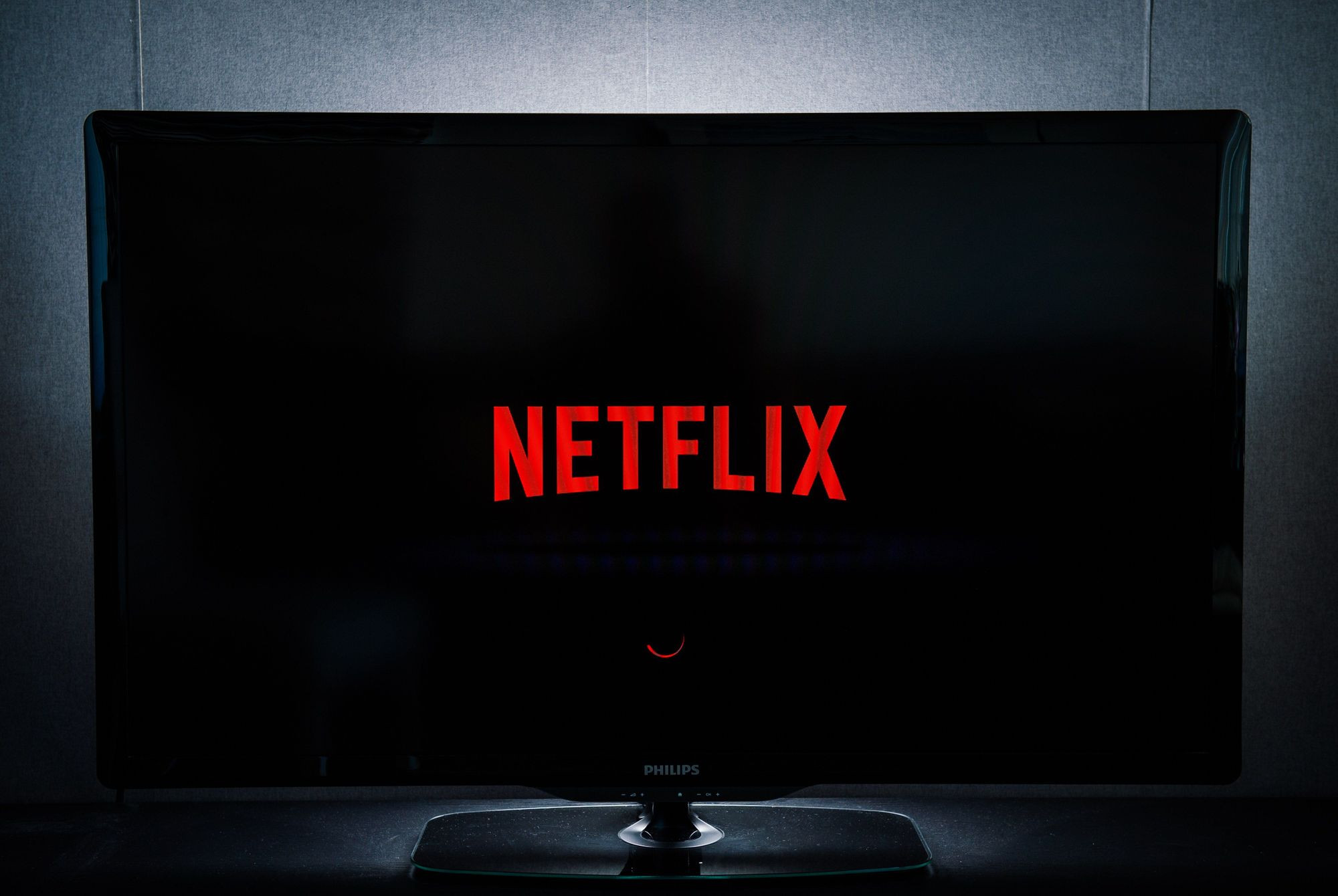 Netflix приостанавливает свою работу в России - изображение обложка