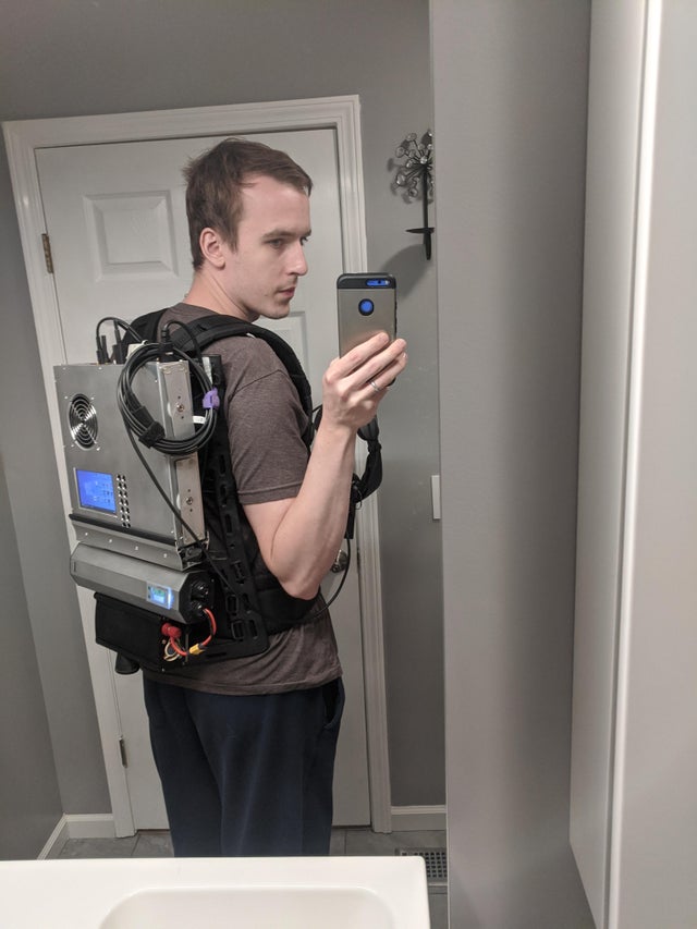 Энтузиаст создал компьютер-рюкзак для игры в VR - фото 1