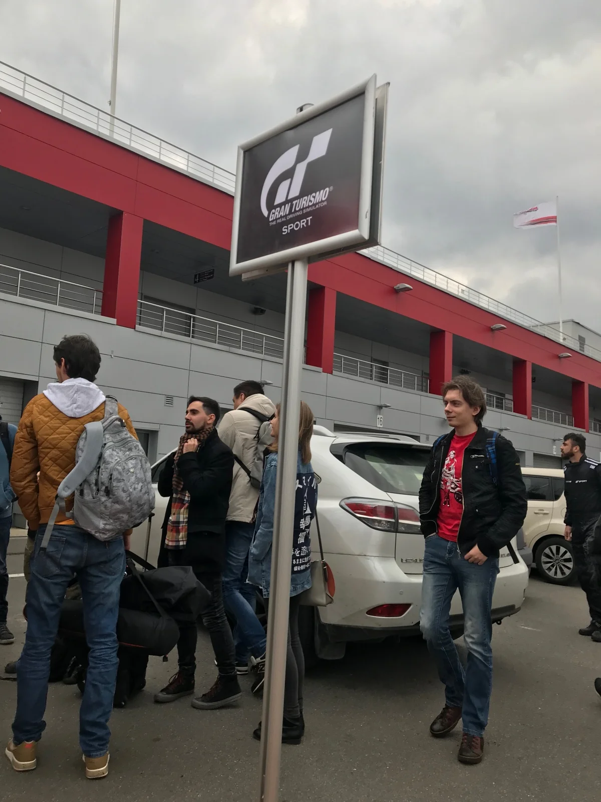 Гоняем в Gran Turismo Sport и на реальных Mercedes-AMG E на трассе Moscow Raceway - фото 2