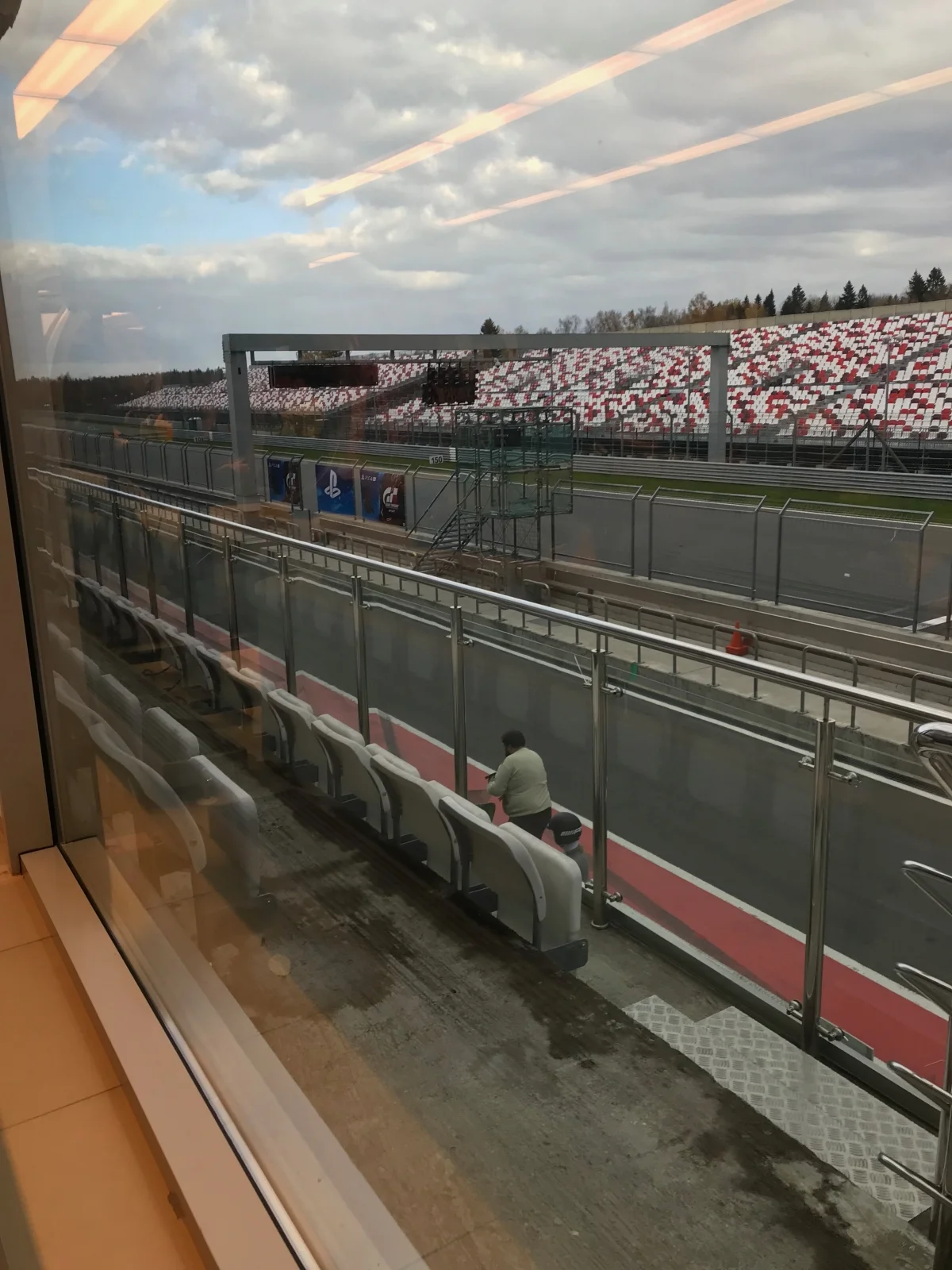 Гоняем в Gran Turismo Sport и на реальных Mercedes-AMG E на трассе Moscow Raceway - фото 6