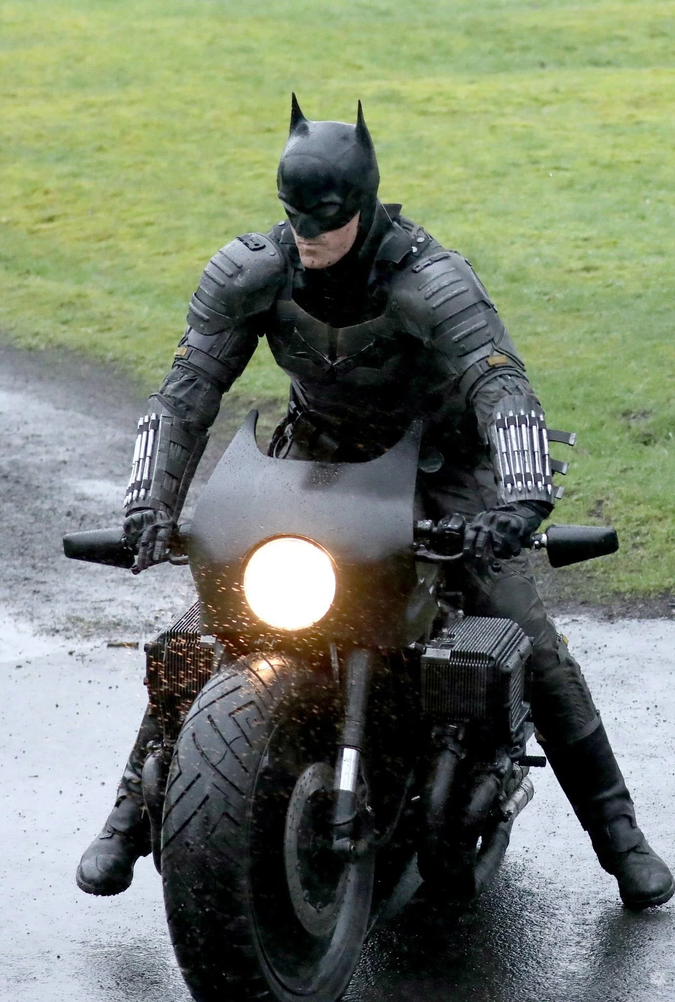 В сеть утекли фото костюма Бэтмена со съёмок сольного фильма - фото 7