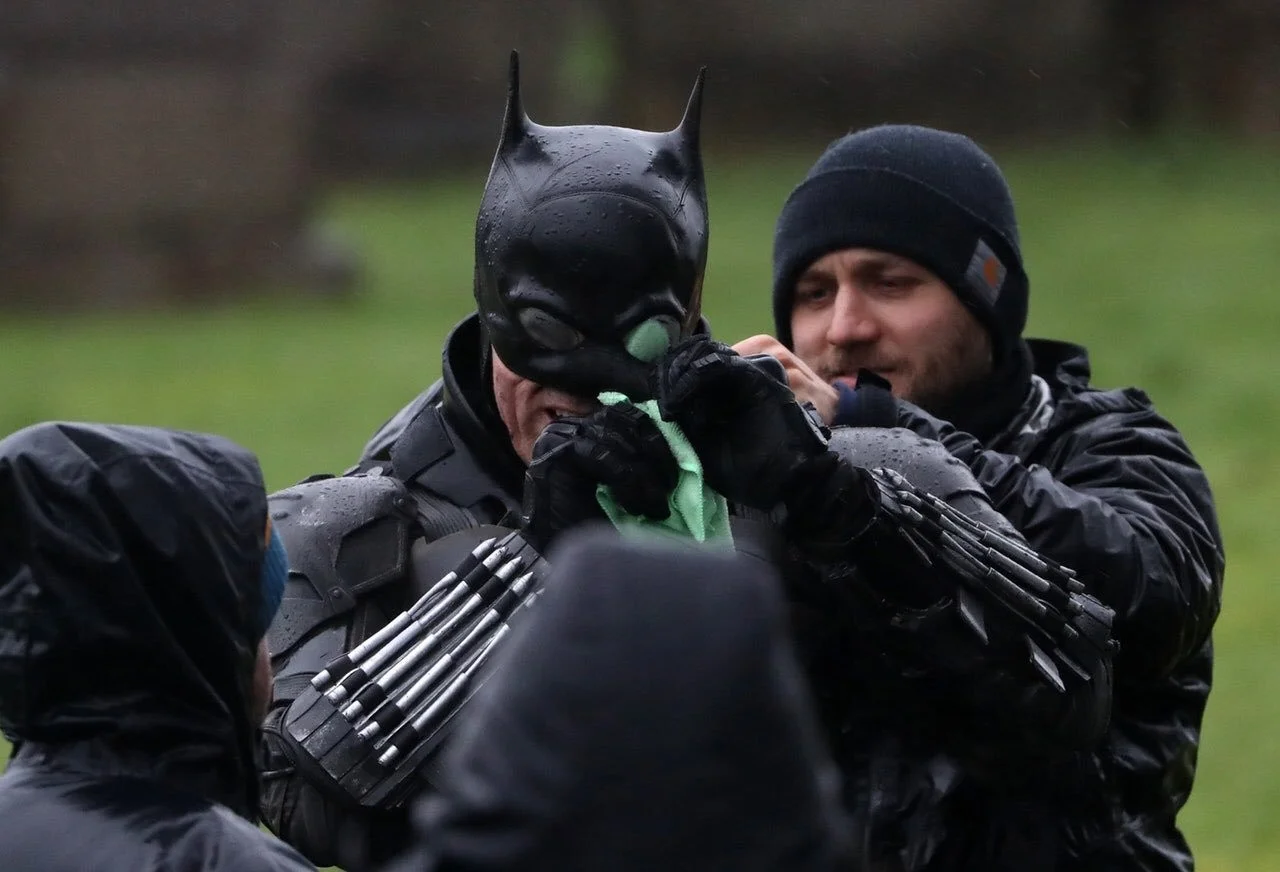 В сеть утекли фото костюма Бэтмена со съёмок сольного фильма - фото 3