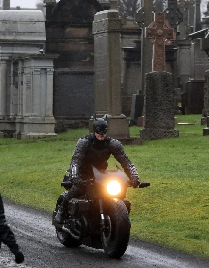 В сеть утекли фото костюма Бэтмена со съёмок сольного фильма - фото 6
