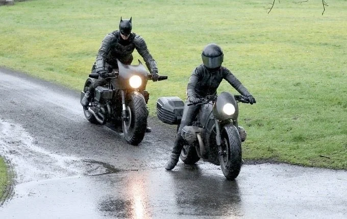 В сеть утекли фото костюма Бэтмена со съёмок сольного фильма - фото 5