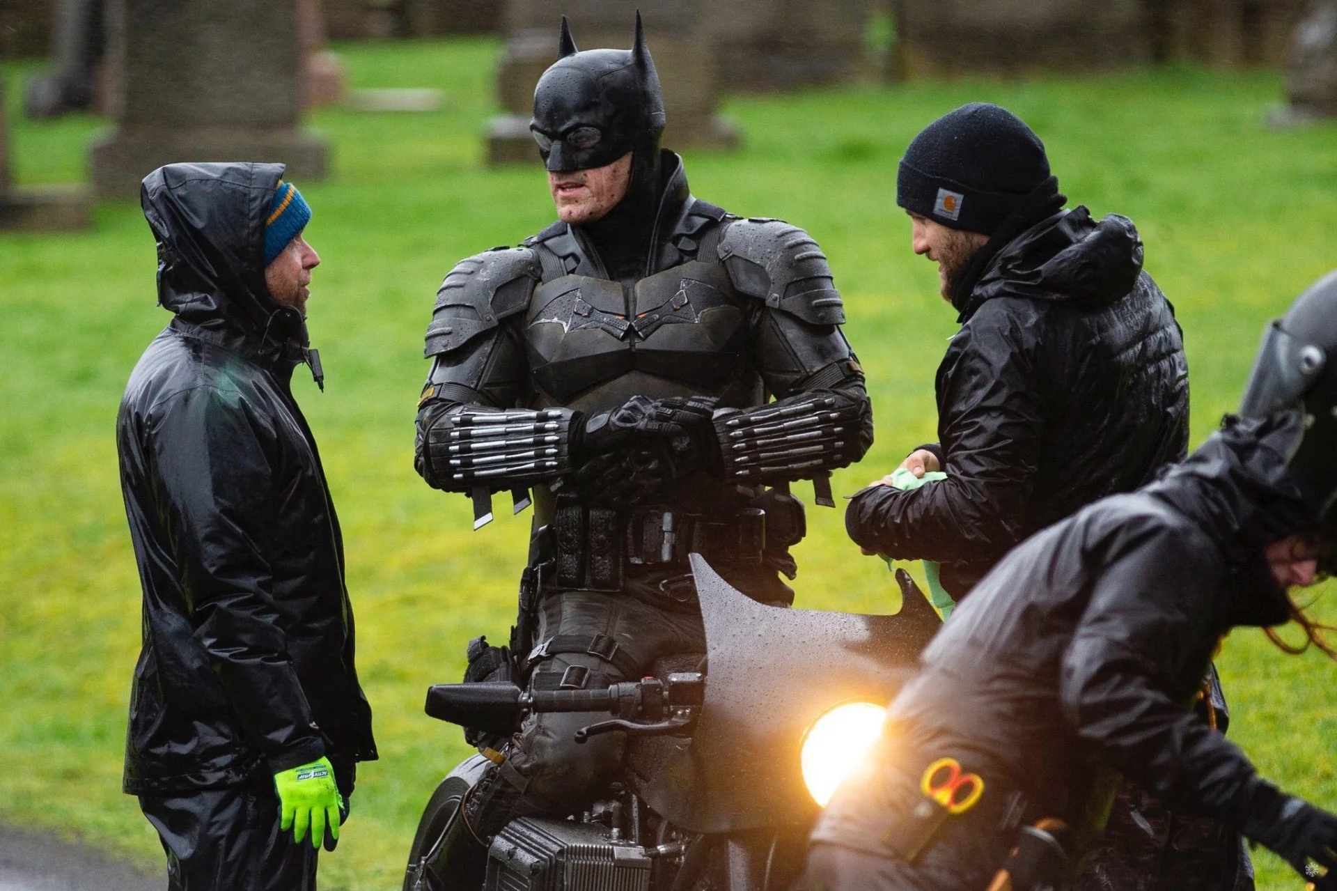 В сеть утекли фото костюма Бэтмена со съёмок сольного фильма - фото 4