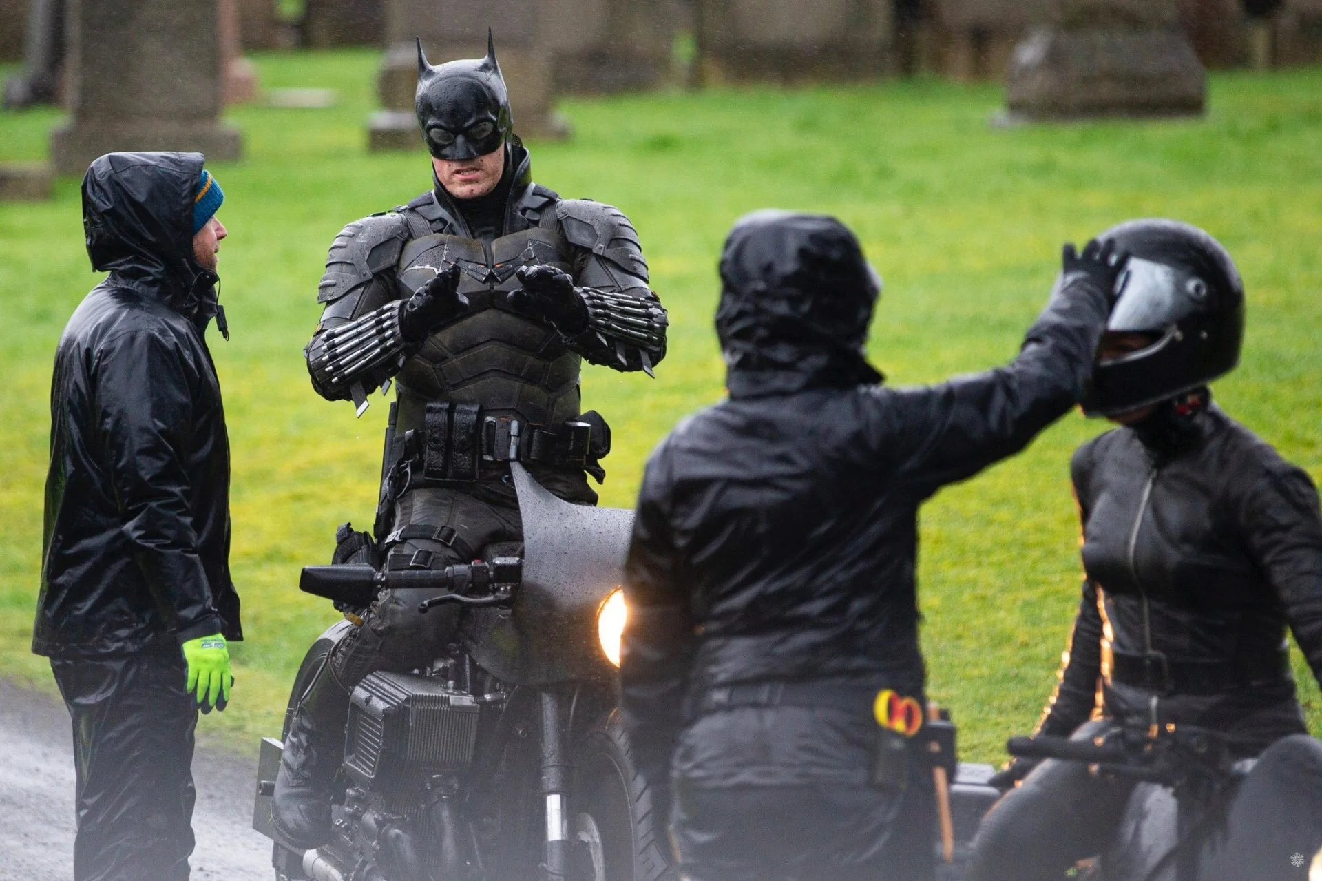 В сеть утекли фото костюма Бэтмена со съёмок сольного фильма - фото 1
