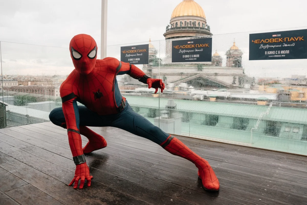 «Человек-паук» Том Холланд залез на крышу и пообщался с Ургантом - фото 3