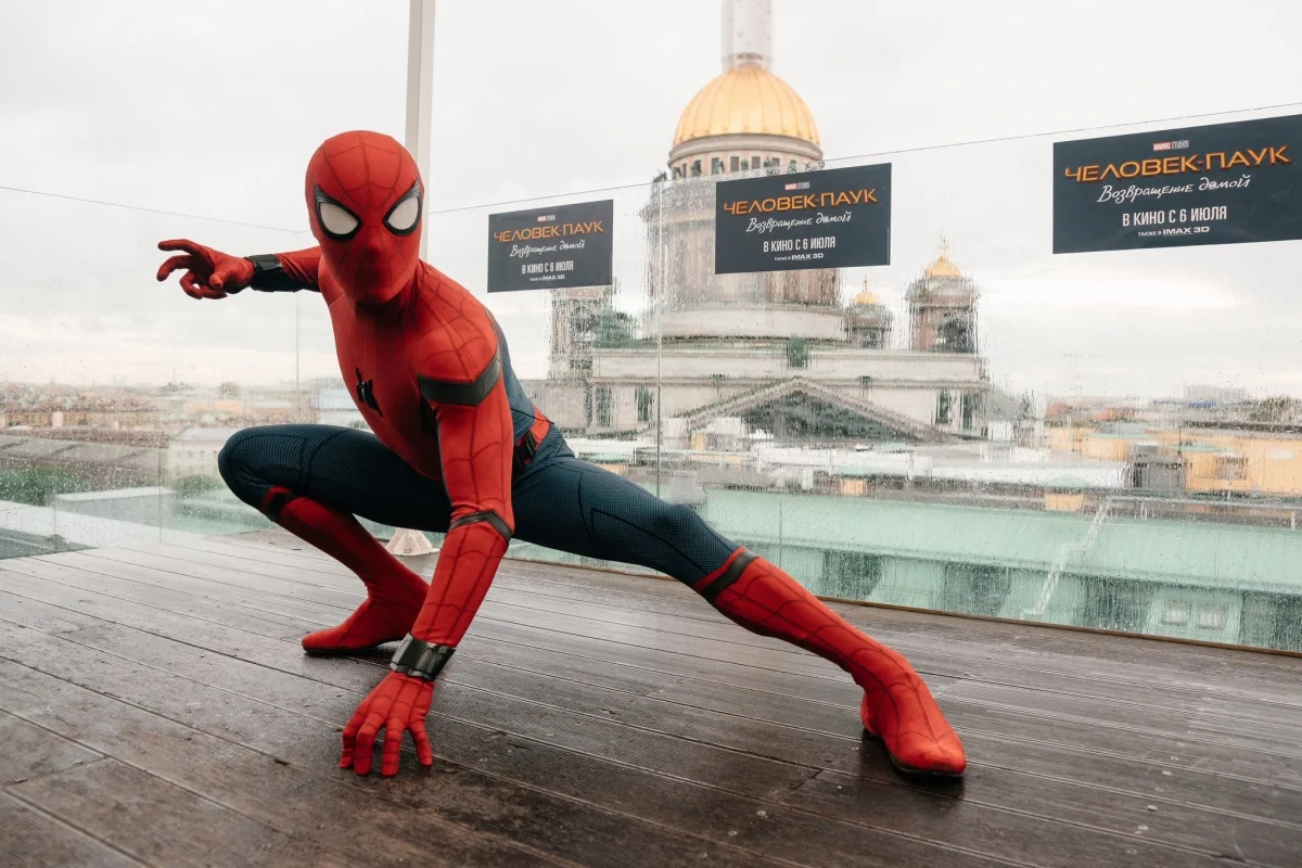 «Человек-паук» Том Холланд залез на крышу и пообщался с Ургантом - фото 2