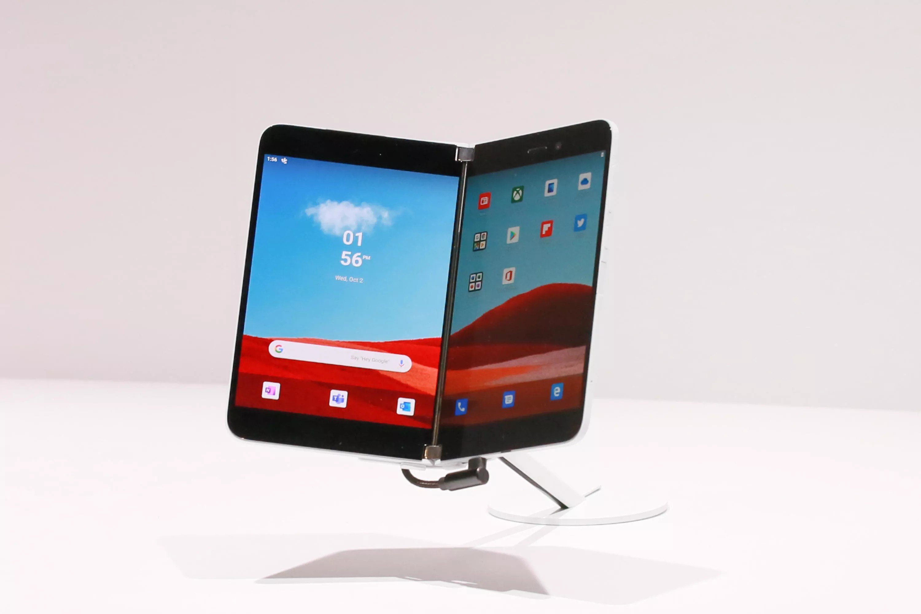Двухэкранный Android-смартфон Microsoft Surface Duo могут показать уже летом - изображение обложка
