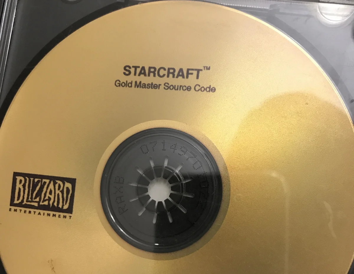 Игрок нашел диск с исходным кодом StarCraft и получил за него путевку на BlizzCon - фото 1
