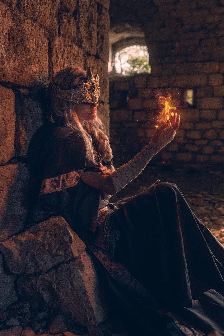 Косплеер показала мрачную Хранительницу огня из Dark Souls 3 - фото 5