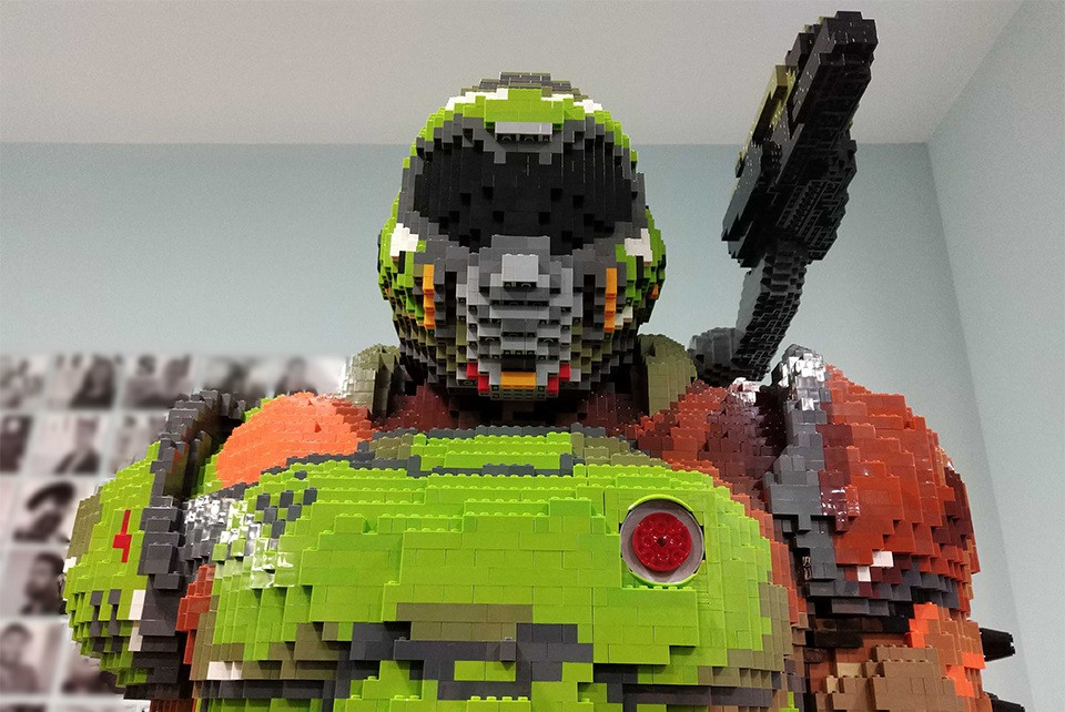 Bethesda показала Палача Рока из Doom в натуральную величину из конструктора - изображение обложка