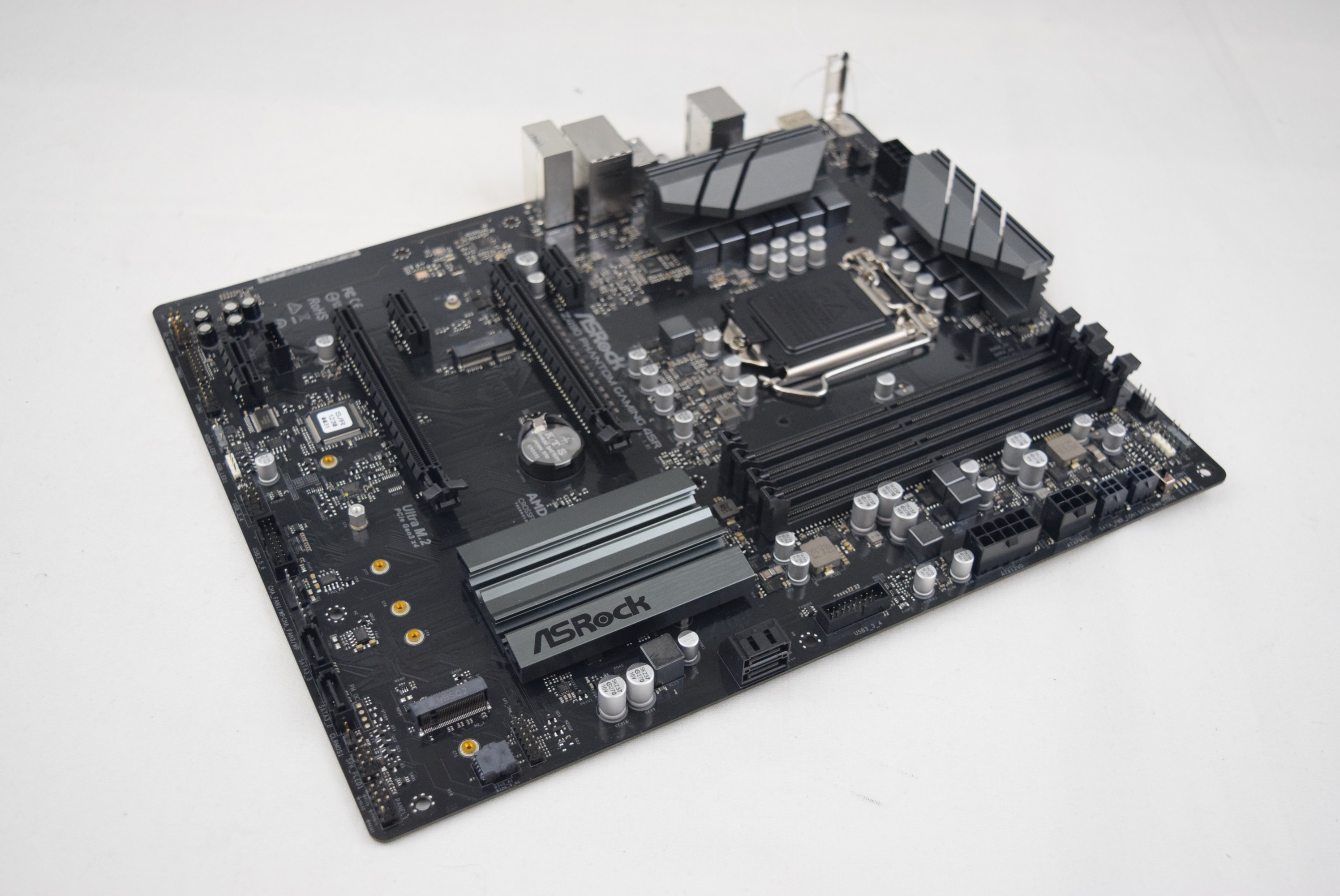 Материнская плата ASRock Z490 Phantom Gaming 4SR оснащена новым разъёмом питания - изображение обложка