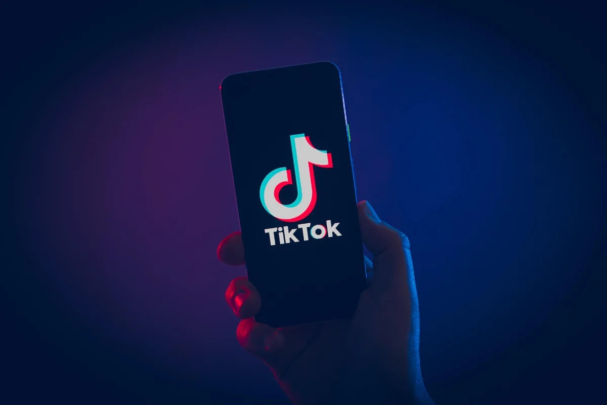 TikTok ограничивает свою работу в России - изображение обложка