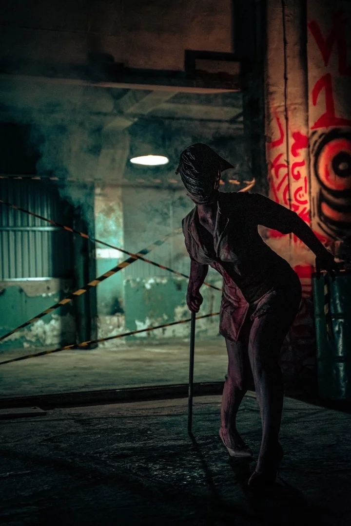 Косплеер показала чудовищную медсестру из серии Silent Hill - фото 2
