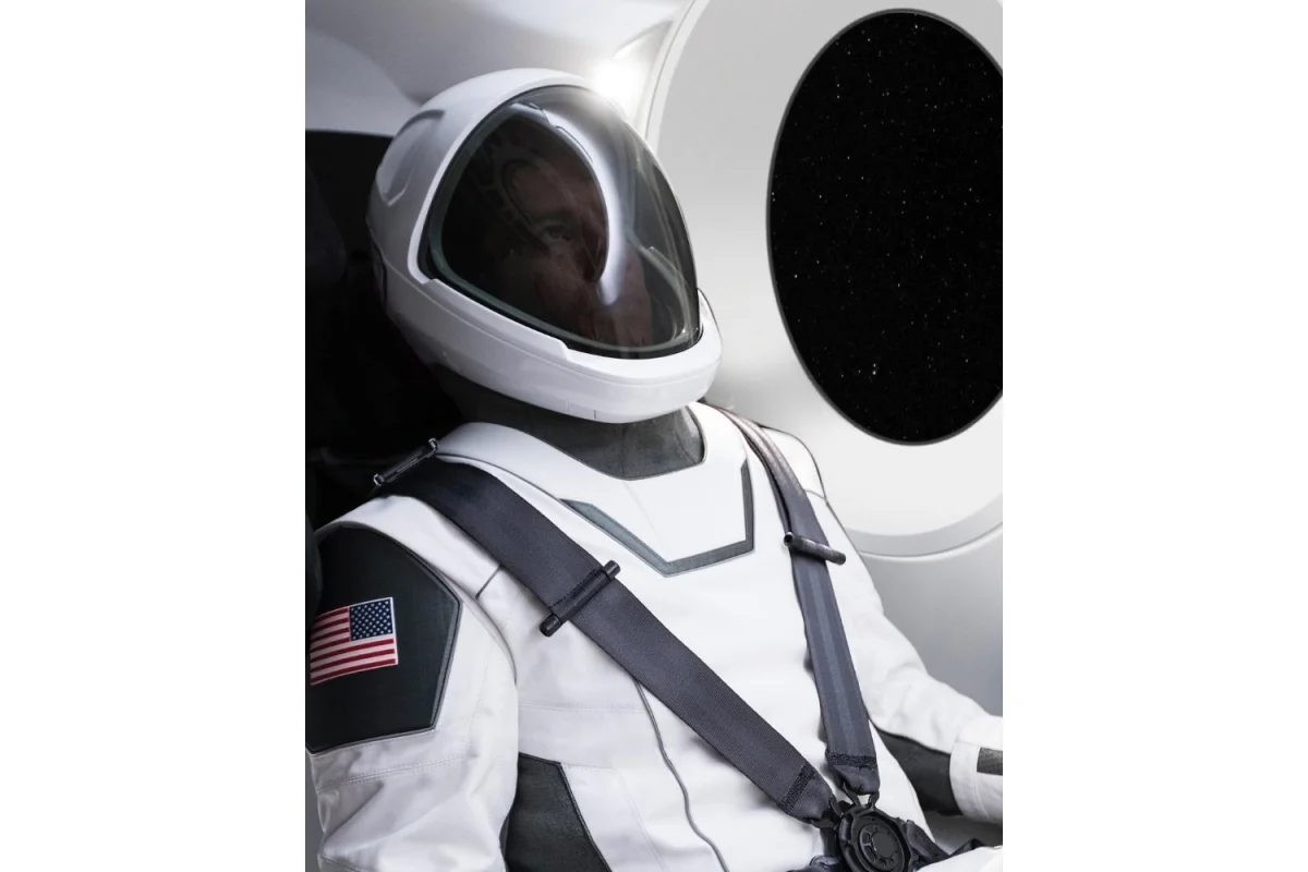 SpaceX показала собственный скафандр - фото 1