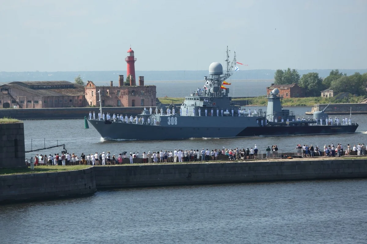 Главный парад ВМФ России с борта боевого корабля - фото 3