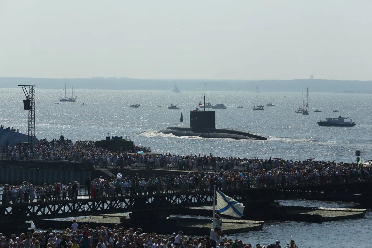 Главный парад ВМФ России с борта боевого корабля - фото 2
