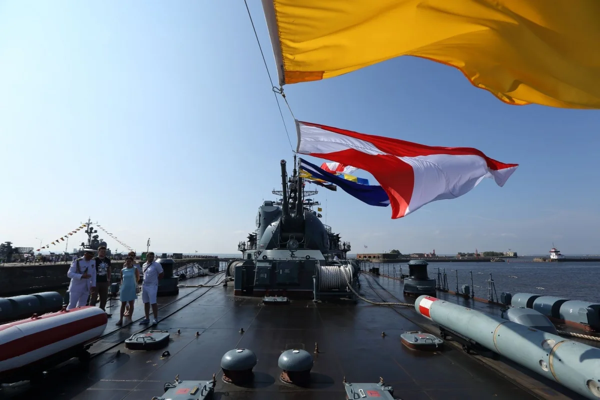 Главный парад ВМФ России с борта боевого корабля - фото 4