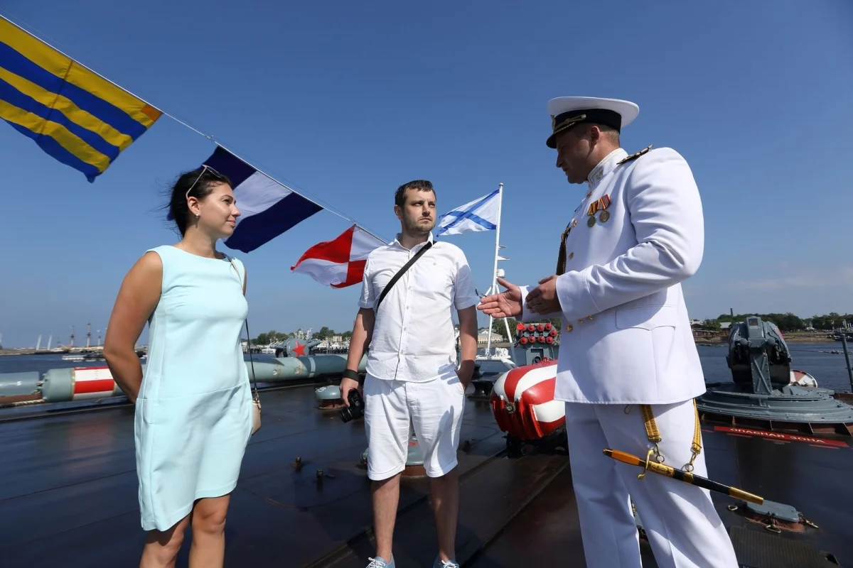 Главный парад ВМФ России с борта боевого корабля - фото 9