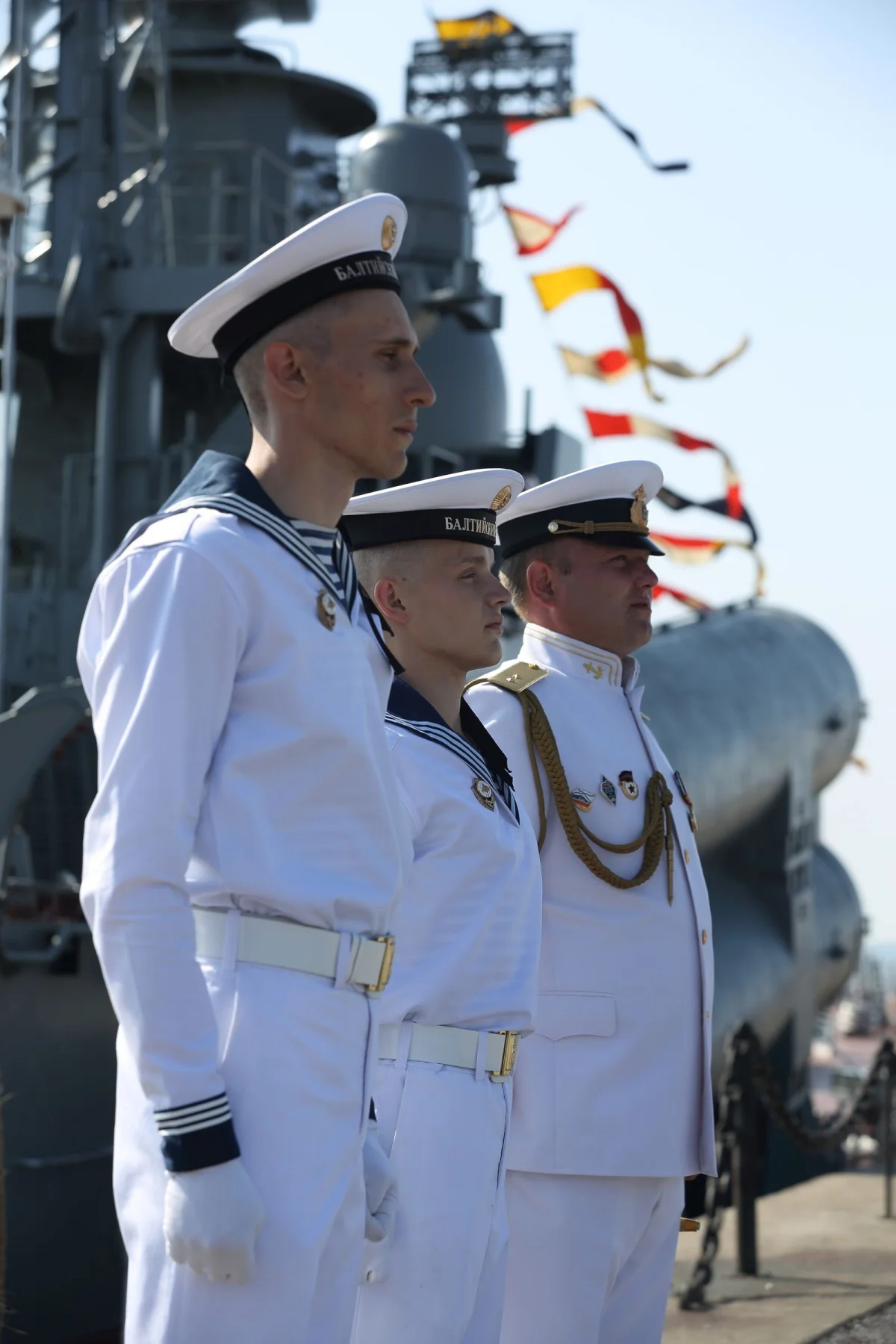 Главный парад ВМФ России с борта боевого корабля - фото 5