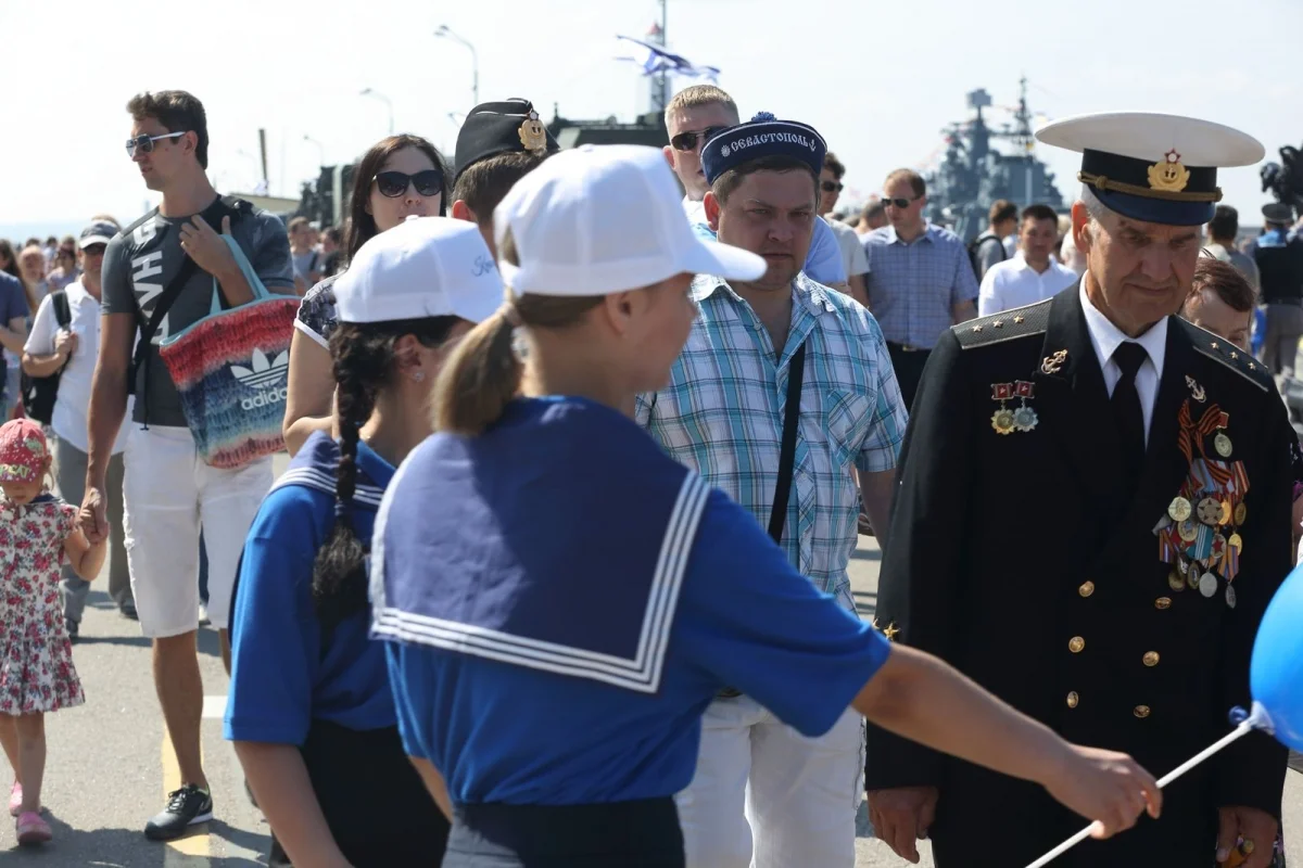 Главный парад ВМФ России с борта боевого корабля - фото 8