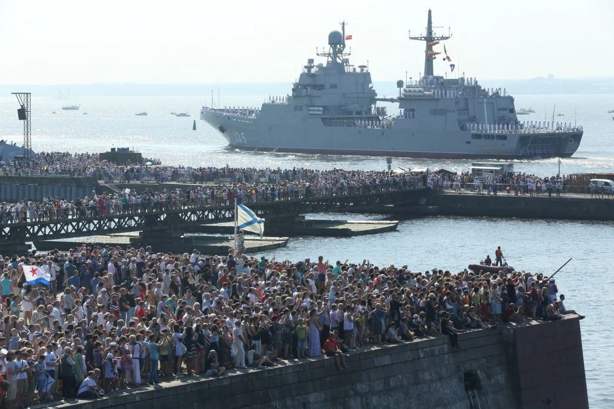 Главный парад ВМФ России с борта боевого корабля - фото 11