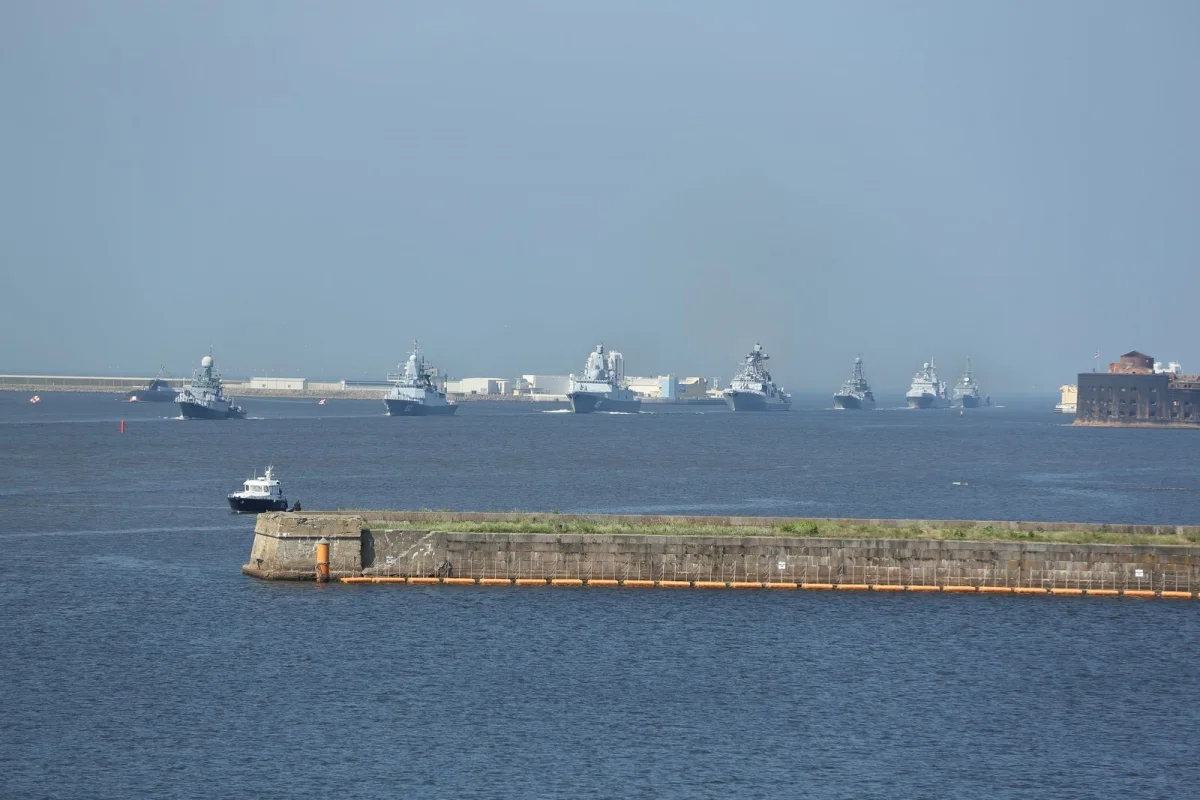 Главный парад ВМФ России с борта боевого корабля - фото 16