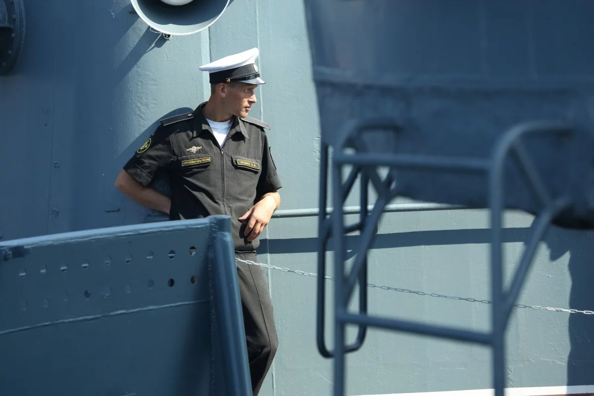 Главный парад ВМФ России с борта боевого корабля - фото 10