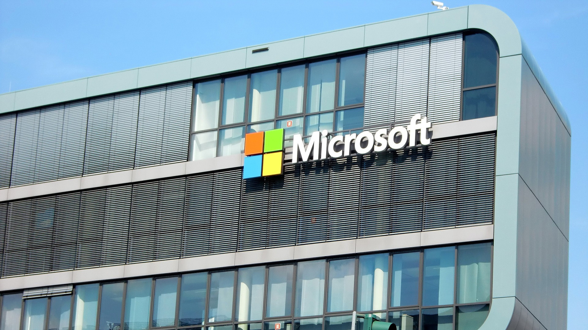 СМИ: Microsoft значительно сократит бизнес в России - изображение обложка