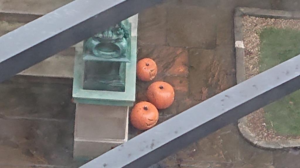 На фото со съёмок «Бэтмена» нашли намёки на сюжет «Долгий Хэллоуин» - изображение 3 На фото со съёмок «Бэтмена» нашли намёки на сюжет «Долгий Хэллоуин» - фото 3