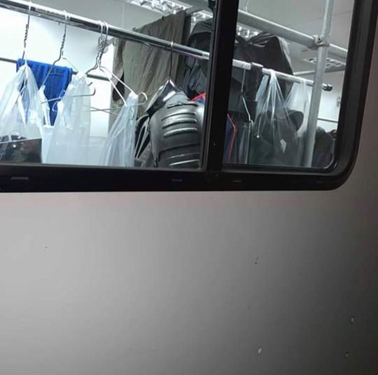 На фото со съёмок «Бэтмена» нашли намёки на сюжет «Долгий Хэллоуин» - изображение 4 На фото со съёмок «Бэтмена» нашли намёки на сюжет «Долгий Хэллоуин» - фото 4