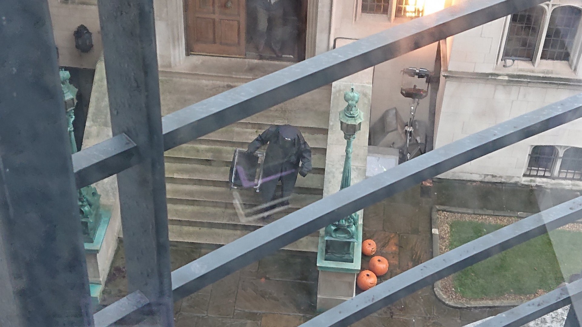 На фото со съёмок «Бэтмена» нашли намёки на сюжет «Долгий Хэллоуин» - изображение 2 На фото со съёмок «Бэтмена» нашли намёки на сюжет «Долгий Хэллоуин» - фото 2