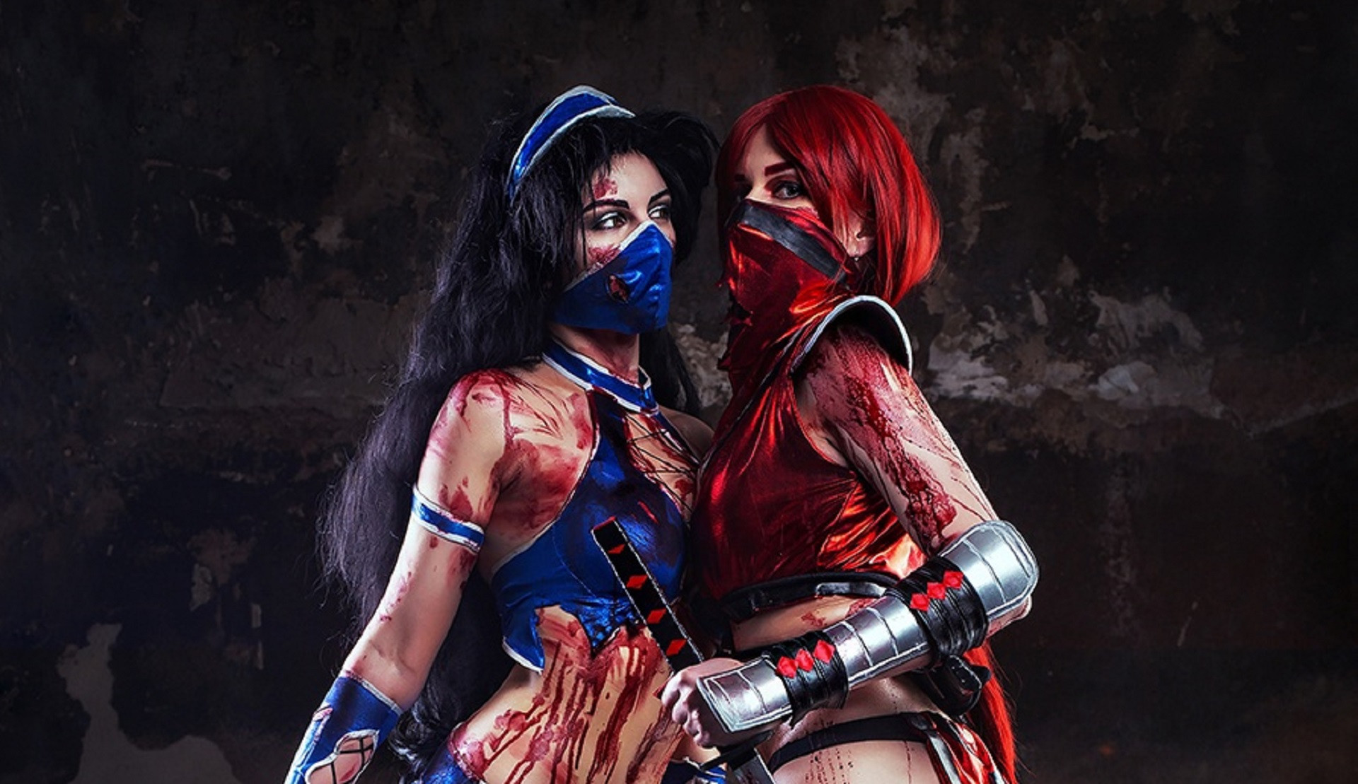 Россиянки сделали кровавый косплей на Китану и Скарлет из Mortal Kombat - изображение обложка