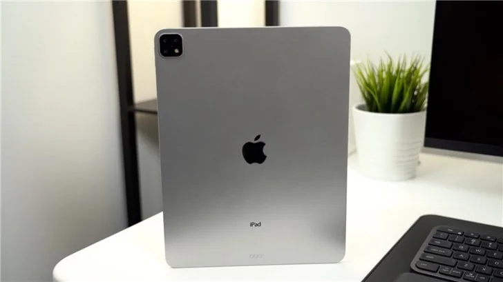 iPad Pro 2019 с тройной камерой показали на живых фото - фото 2