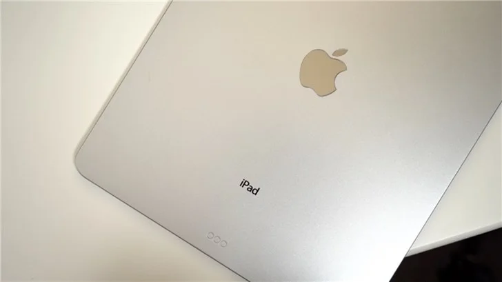 iPad Pro 2019 с тройной камерой показали на живых фото - фото 1