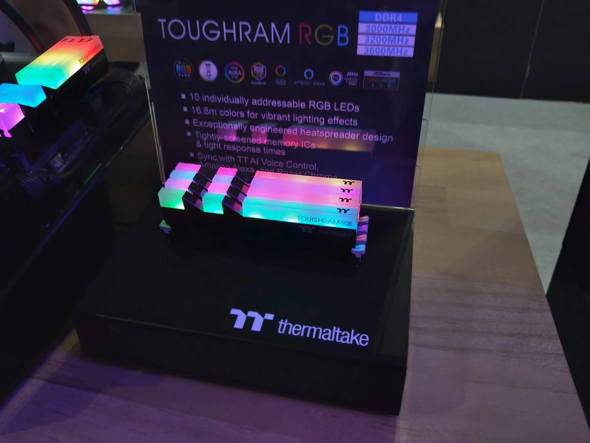 Thermaltake выходит на рынок памяти и выпускает столы с подсветкой - фото 1