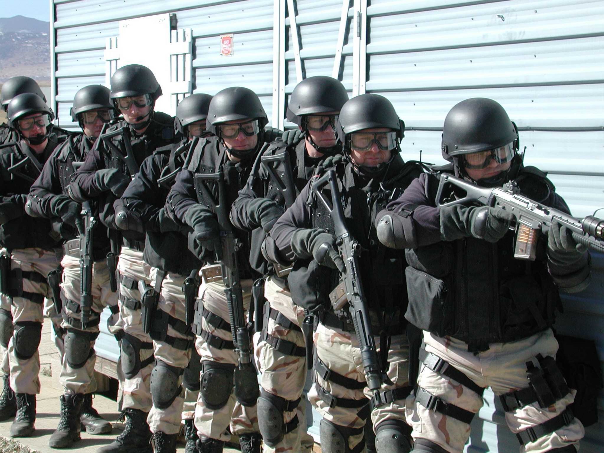 Забаненный в Minecraft канадец вызвал к дому обидчика спецназ - изображение обложка