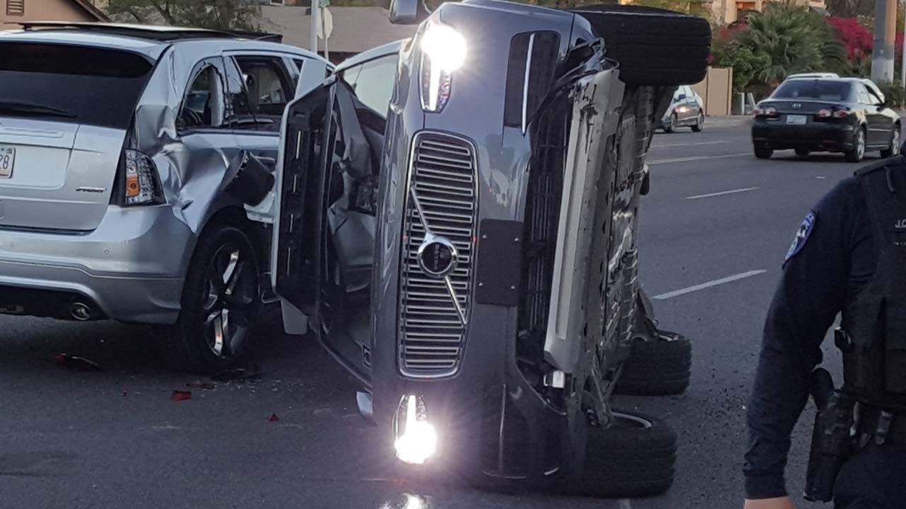 Uber приостановил испытания автопилота после аварии в Аризоне - изображение обложка