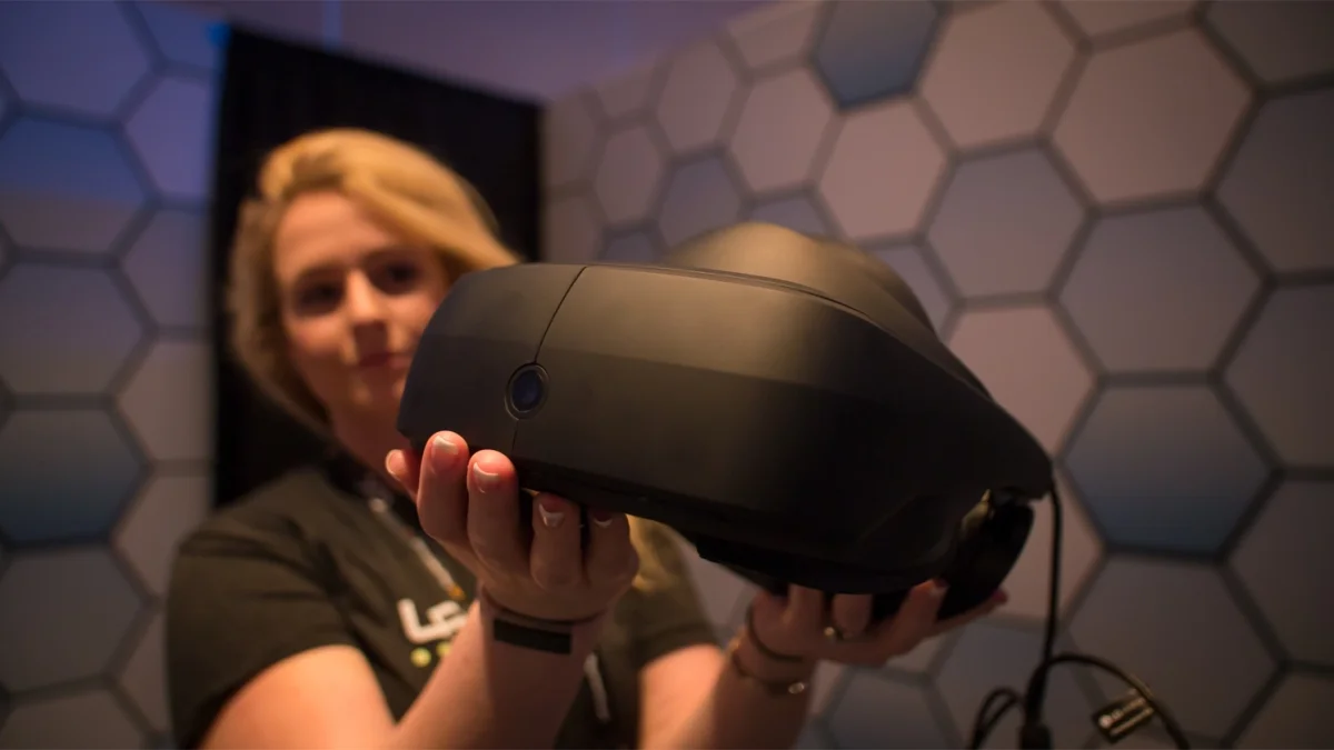 LG показала свой шлем виртуальной реальности - фото 1