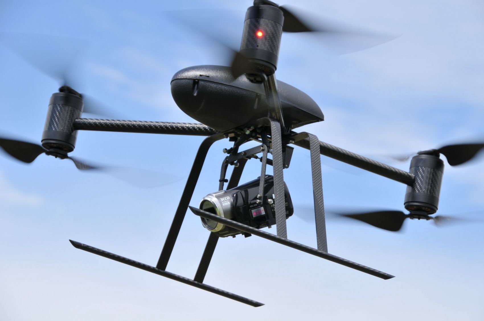 Робосамолет DraganFlyer снимет с высоты, захватит планету - изображение обложка