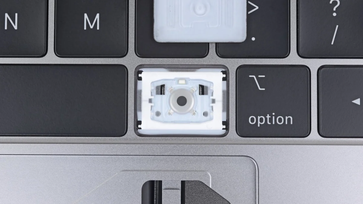 Специалисты iFixit раскрыли секрет клавиатуры новых Macbook Pro - фото 1
