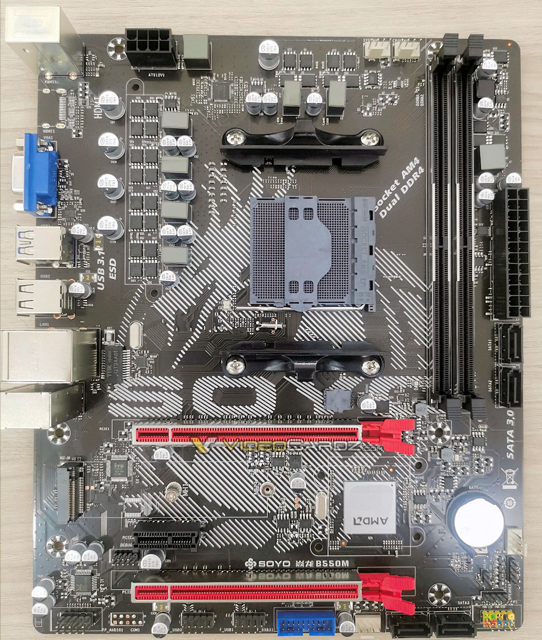 Вот так выглядит материнская плата на чипсете B550 с PCIe 4.0 - изображение 1 Вот так выглядит материнская плата на чипсете B550 с PCIe 4.0 - фото 1