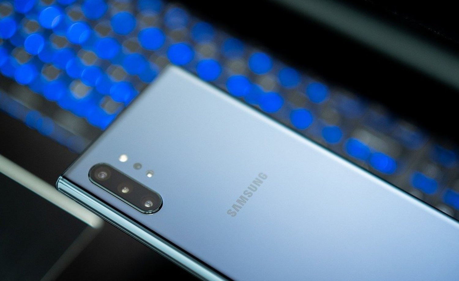 Samsung приостановила поставки своей продукции в Россию - изображение обложка