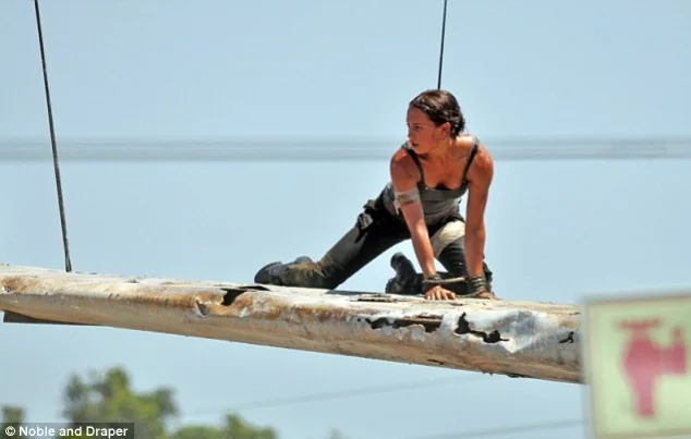 Алисия Викандер вживается в образ на фото со съемок Tomb Raider - фото 1