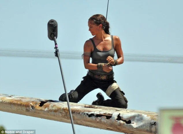Алисия Викандер вживается в образ на фото со съемок Tomb Raider - фото 5