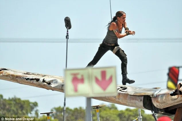 Алисия Викандер вживается в образ на фото со съемок Tomb Raider - фото 6