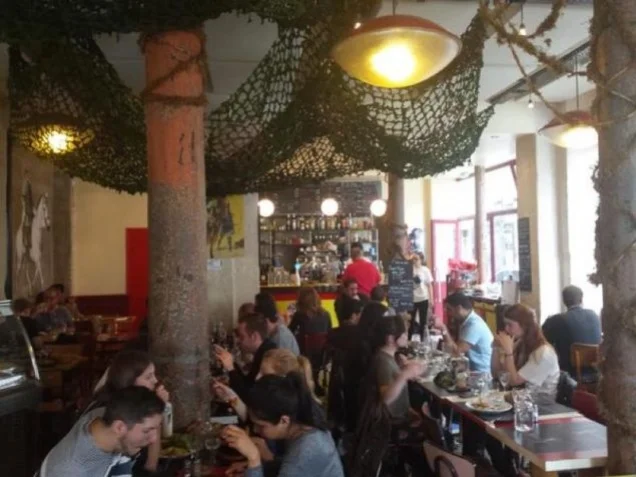 В Париже открылось временное кафе Metal Gear - фото 5